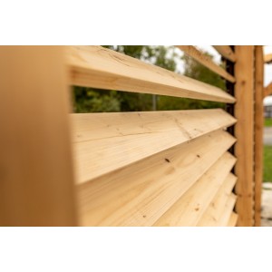 Pergola gazebo Foresta in legno lamellare , parete frangivista con veneziane mobili , dimensioni 339x312X217H